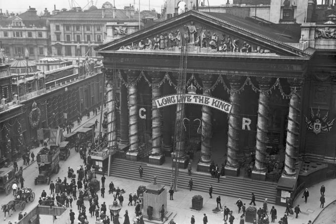 21. Juni 1911 Arbeiter bringen Dekorationen an der königlichen Börse an, um die Krönung von König Georg V. zu feiern, Foto von Hulton Archivegetty Images