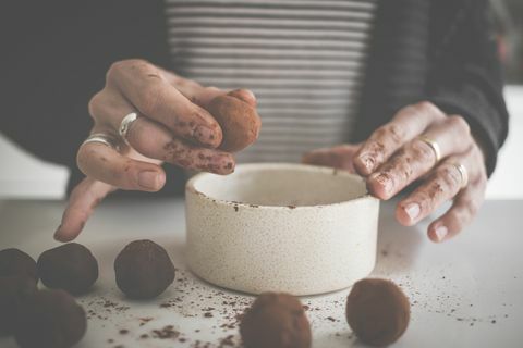 Frau, die hausgemachte Schokoladentrüffel macht