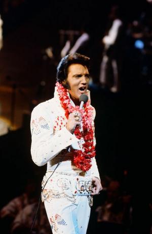 Elvis Aloha aus Hawaii im Bild Elvis Presley während eines Live-Auftritts im Honolulu International Center in Honolulu, Hawaii am 14. Januar 1973 für sein NBC-Sonderfoto von Gary Nullnbcu Foto Banknbcuniversal über Getty Images über Getty Bilder