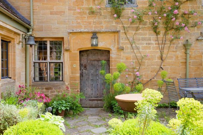 East Lambrook Manor mit berühmten Bauerngärten zum Verkauf in Somerset