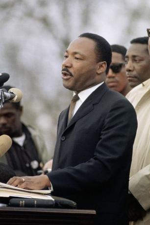 bürgerrechtsführer dr martin luther king auf dem podium hält eine rede in montgomery, alabama, nach dem bürgerrechtsmarsch von selma nach montgomery