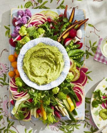 Frühlingsrohkostplatte mit Dip aus weißen Bohnen und Erbsen, ein Rezept für nachhaltige Lebensmittel