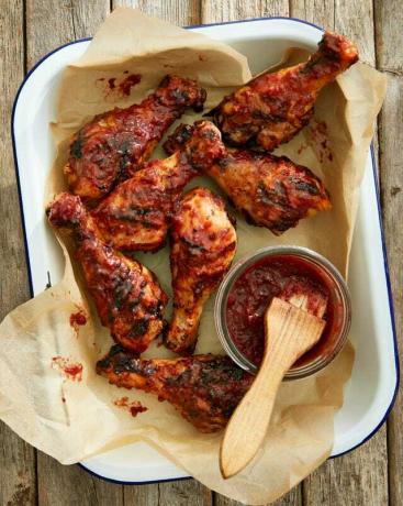 Hähnchenkeulen umhüllt von einer Erdbeer-Cabernet-Barbecue-Sauce