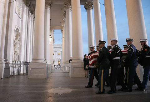 Kongressvorsitzende veranstalten Ankunftszeremonie im Capitol für den verstorbenen Präsidenten George H.W. Busch