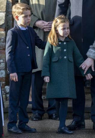 kings lynn, england 25. dezember prinz george von cambridge und prinzessin charlotte von cambridge besuchen den weihnachtsgottesdienst in der kirche von St. Mary Magdalene auf dem Sandringham Estate am 25. Dezember 2019 in Kings Lynn, Großbritannien Foto von Mark Cuthbertuk Press über getty images