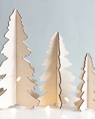 Satz von drei alternativen Weihnachtsbäumen aus Holz