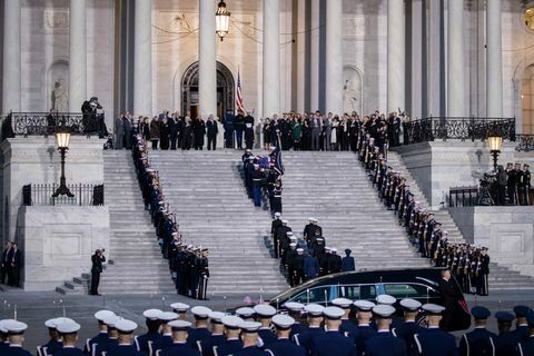 Kongressvorsitzende veranstalten Ankunftszeremonie im Capitol für den verstorbenen Präsidenten George H.W. Busch