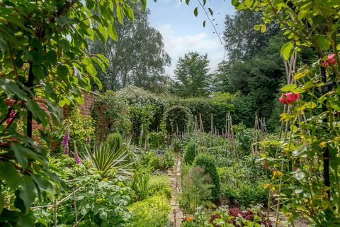 rosa grundstück mit einem weinberg in suffolk zu verkaufen