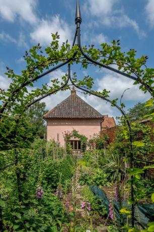 rosa grundstück mit einem weinberg in suffolk zu verkaufen