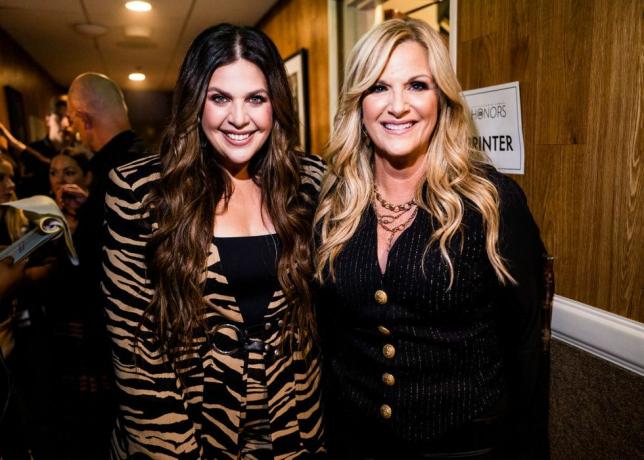 Nashville, Tennessee, 23. August l.r. Hillary Scott von Lady A und Trisha Yearwood nehmen an der 16. jährlichen Akademie von teil Country-Musik-Ehrungen im Ryman Auditorium am 23. August 2023 in Nashville, Tennessee, Foto von John Shearergetty Images für acm