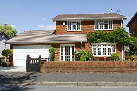 Freistehendes Haus aus rotem Backstein mit vier Schlafzimmern.