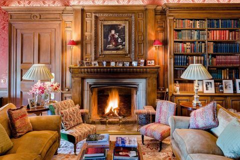 Dundas Castle Library Couch und Feuer