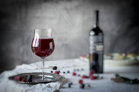 Rotwein und Beeren auf dem Tisch