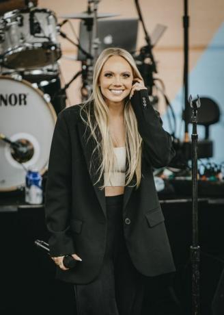 nashville, tennessee 10. juni redakteure notiz bild verarbeitet mit einem digitalen filter danielle bradbery tritt während auf der bühne auf tag 2 des cma fest 2022 auf der chevy riverfront stage am 10. juni 2022 in nashville, tennessee, foto von danielle del vallegetty Bilder