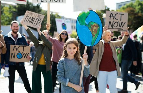 Menschen mit Plakaten und Postern zum globalen Streik für den Klimawandel.