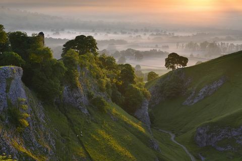 besuchen Sie Peak District Peveril Castle, Sommersonnenaufgang, Castleton, englischer Peak District, Großbritannien, Europa