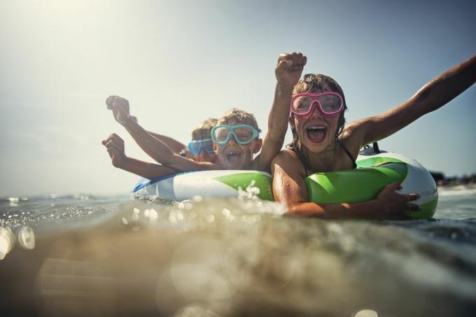 kinder genießen strand- und meerferien