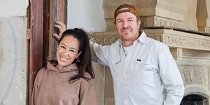 Hosts Chip und Joanna Gains suchen Bodenflecken aus und passen importierte Öfen an, wie auf Fixer Upper the Castle qxpk 100 zu sehen ist