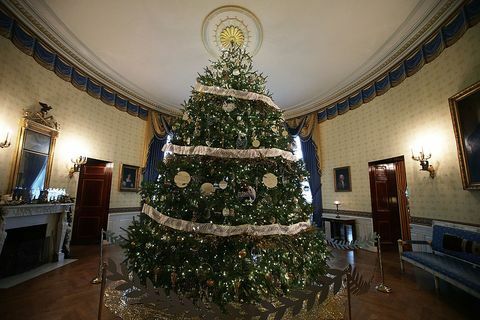 Weihnachtsbaum des weißen Hauses im blauen Raum