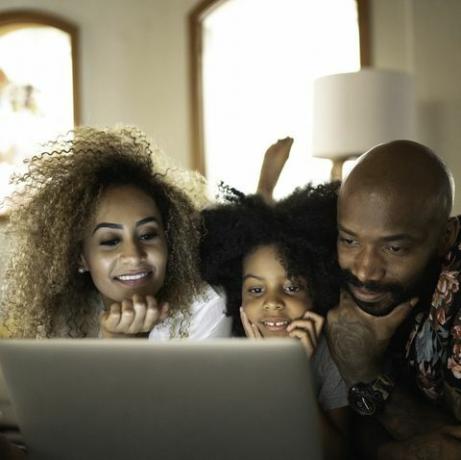 glückliche Familie, die Film auf einem Laptop sieht