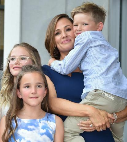 schauspielerin jennifer garner posiert mit ihren kindern violett affleck, seraphina rose elizabeth affleck und samuel garner affleck bei ihrem star auf dem hollywood walk of fame, 20. august 2018 in hollywood, kalifornien garner, der im film den 2.641. stern erhielt kategorie, stars in dem bald erscheinenden film peppermint foto von robyn beck afp photo credit sollte lauten robyn beckafp via getty Bilder