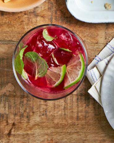 Brombeermarmeladencocktail mit Minz- und Limettengarnitur