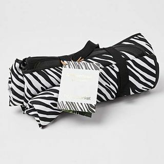 Oliver Bonas Picknickdecke mit schwarzen und weißen Zebrastreifen