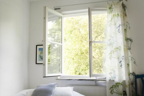 offenes Fenster im Schlafzimmer