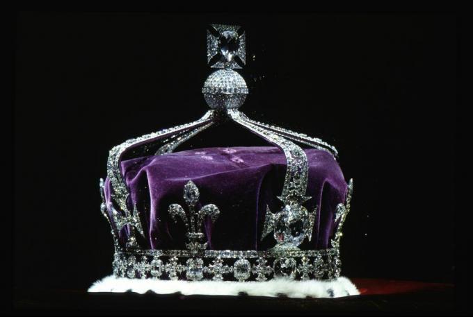 Hier ist, was mit allen Kronen, Diademen und unbezahlbaren Juwelen der Königin passiert