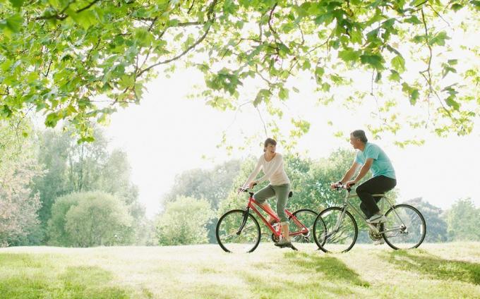 Ideen für ein zweites Date mit einem Paar, das in einem Park Fahrrad fährt