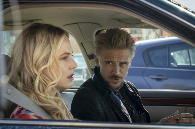 Adelaide Clemens als Sandy Stanton, Boyd Holbrook als Clement Mansell im Auto