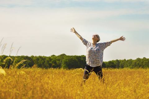 Glückliche Frau im Feld