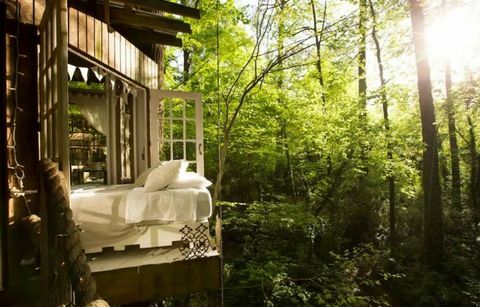 Secluded Intown Treehouse - Atlanta - weißes Bett - Airbnb