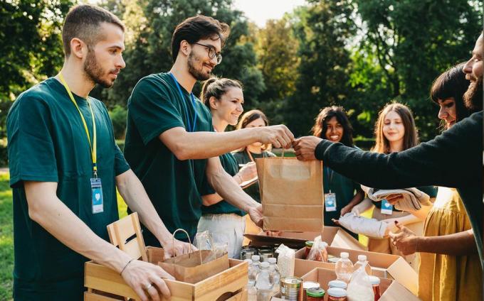 Ideen für ein zweites Date mit einem Paar, das ehrenamtlich im Park arbeitet