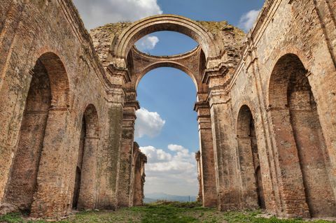 Grottole, Matera, Basilikata, Italien: die Ruinen der alten Kirche