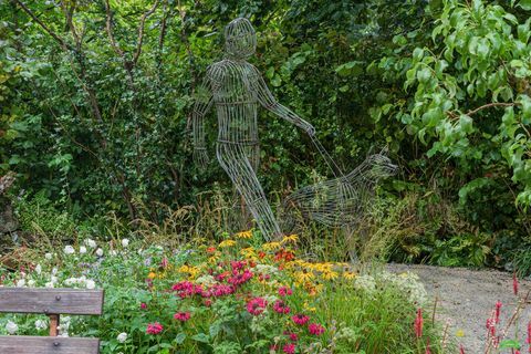 Garten zum 90-jährigen Jubiläum von Blindenhunden, entworfen von Adam Woolcott und Jonathan Smith, gesponsert von Blindenhunden für die Blind Association Artisan Garden RHS Chelsea Flower Show 2021, Stand Nr. 566