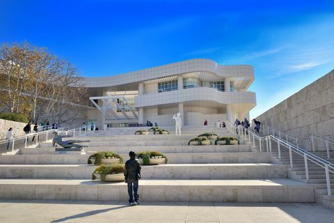 Los Angeles, Getty Center ist ein Kulturcampus und ein Forschungsgebäude wurde vom Architekten Richard Meier auf einem Hügel in Brentwood entworfen, von dem es einen Teil gibt Das Museum besteht aus sechs Gebäuden auf einer Fläche von 88.200 m². Das Museum umfasst Skulpturenausstellungen und klassische Kunst. Europäische Gemälde, Zeichnungen, Manuskripte, dekorative Künste und Fotografien, um die getty Absichten Los Angeles, Kalifornien, zu respektieren Zustände