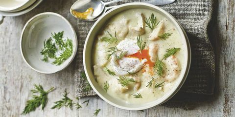 Geräucherte Schellfischsuppe in einer Schüssel mit pochiertem Ei an der Spitze