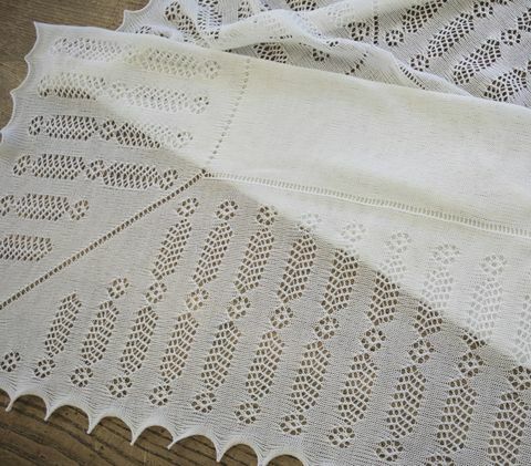 Der Nottingham Lace Knitted Baby Shawl