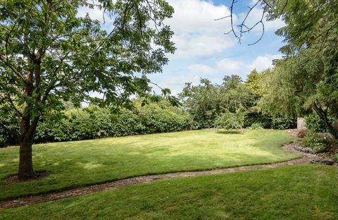 Garten des Scheunenhauses, Shropshire, mit großem Rasen und Gartenweg