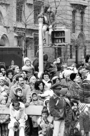 Junge sitzt auf einem Kreuzungssignal bei der Macys Thanksgiving-Parade im Jahr 1974