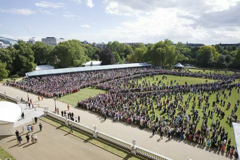 Königin Elizabeth II. Veranstaltet eine Gartenparty im Buckingham Palace