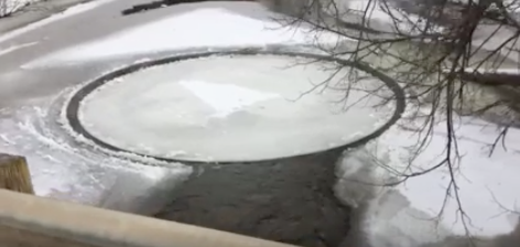 Dieses virale Video einer seltenen, sich drehenden "Eisscheibe" ist hypnotisierend