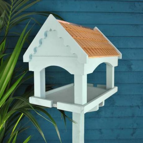 <p> Ich liebe die Idee, Vögel auf unserer Terrasse zu haben. Vielleicht fangen sie mit Hilfe dieses handgemachten Tisches und ein paar Erdnüssen an. </ p> <p> <a href = " https://www.notonthehighstreet.com/selections/product/duck-egg-blue-painted-bird-table" target = "_blank" data-tracking-id = "recirc-text-link"> <strong data-redactor-tag = "strong"> JETZT KAUFEN: £ 61.99, Nicht auf der Hauptstraße </ strong> </a> </ p>