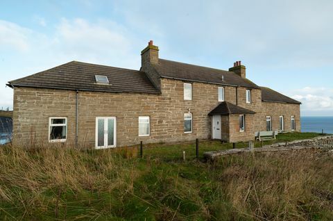 Küstenhaus mit Wasserfall jetzt in Schottland zu verkaufen