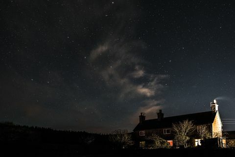 Was Sie am Nachthimmel beachten sollten: Saturn wird diese Woche einen perfekten Halbmond über Großbritannien erstrahlen lassen