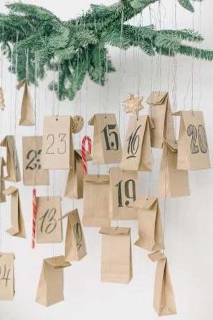 Nahaufnahme von Papiertüten mit Zahlen, die zu Weihnachten zu Hause hängen