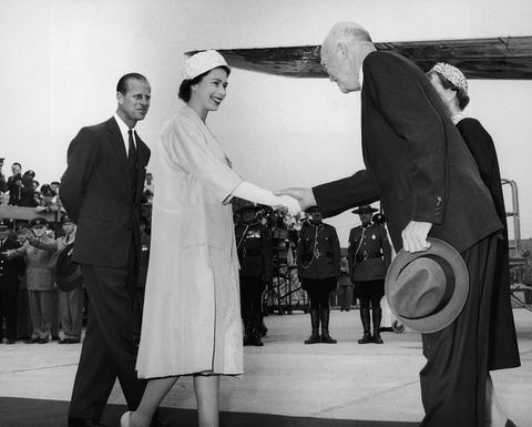 queen elizabeth begrüßt uns präsident dwight d eisenhower 1890 1969, bevor sie an der eröffnungszeremonie des st. lawrence teilnehmen seeweg bei lambert lock, montreal, 26. juni 1959 links ist prinz philip, herzog von edinburgh foto von fox photoshulton archivegetty Bilder