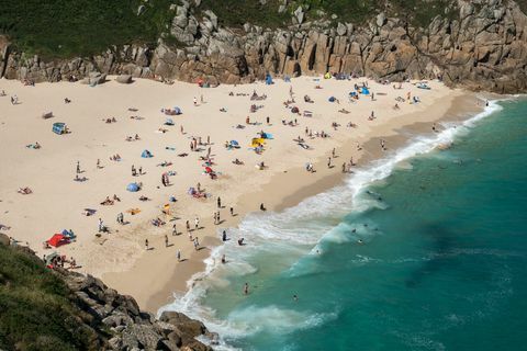 Besucher genießen die Sonne am Strand von Porthcurno in der Nähe von Penzance am 28. Juni 2018.