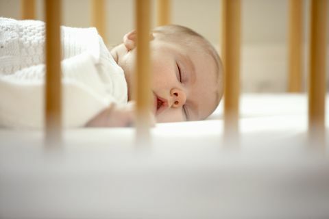 Baby schläft in der Krippe